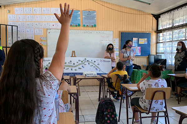 FCC Construcción Chile delivers 400 coloring books with illustrations of the “Parque Mapocho Río” project to the local school community