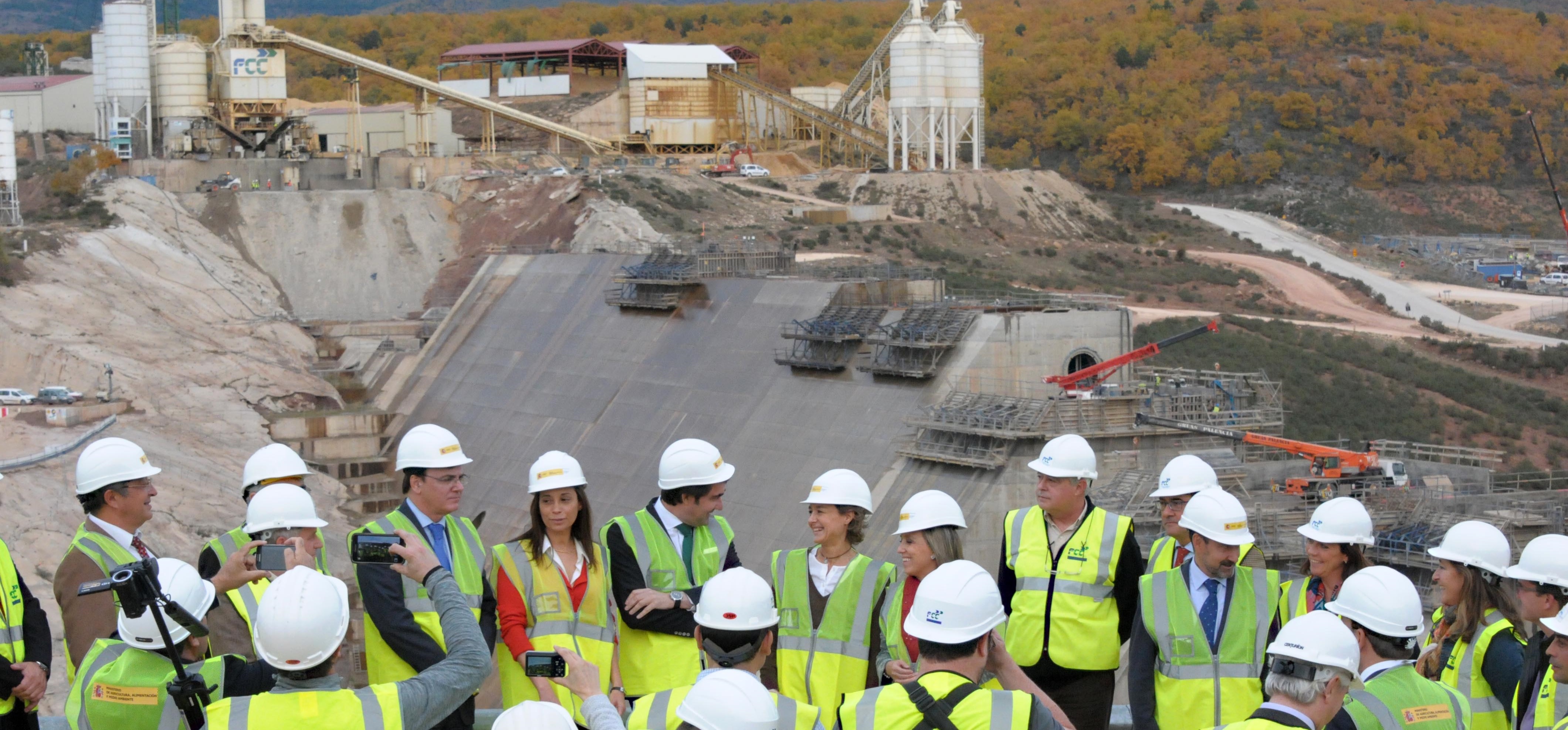 La ministra de Agricultura visitó, el pasado 23 de octubre, la presa de Castrovido, construida por FCC en Burgos