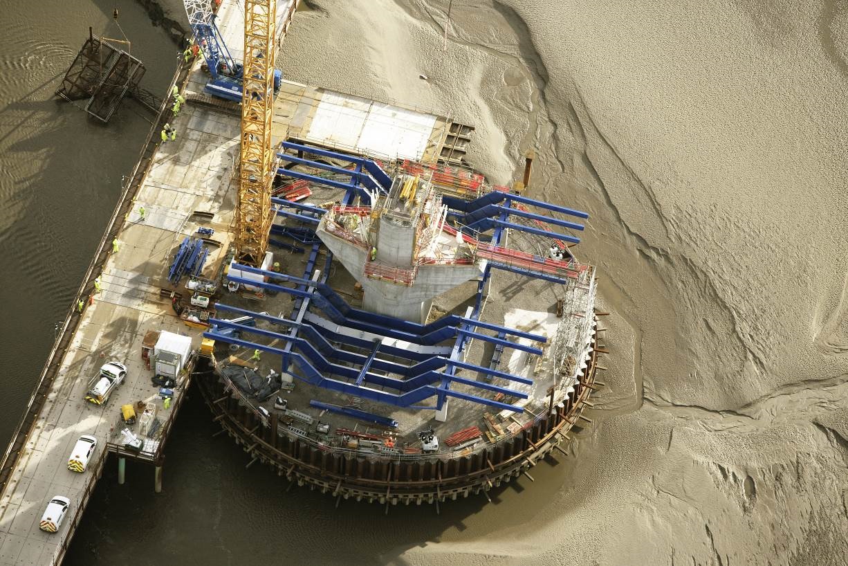 Continúa el ensamblaje de los carros de voladizo para el tramo atirantado en el estuario de Mersey